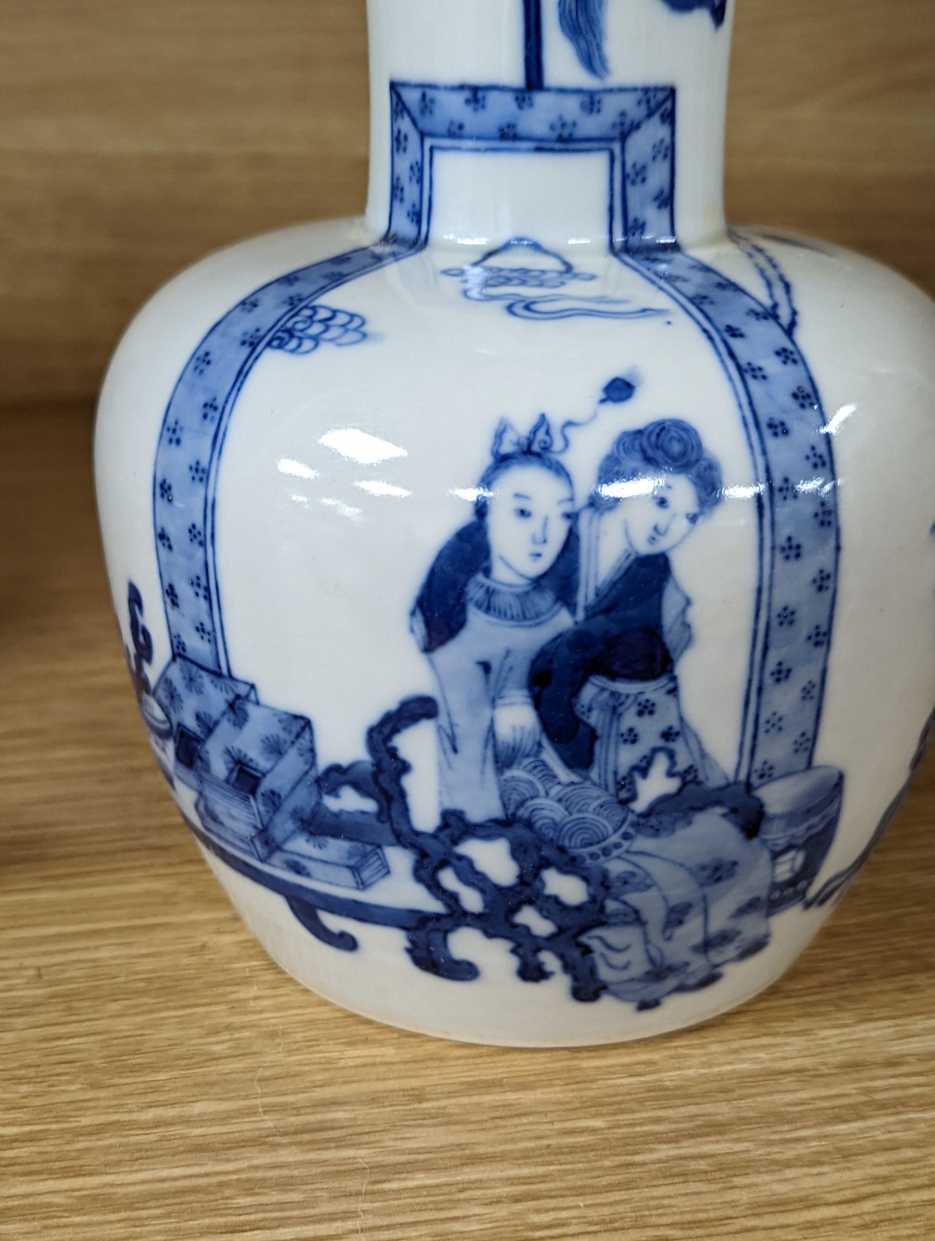 A 19th century Chinese blue and white vase, 20cm